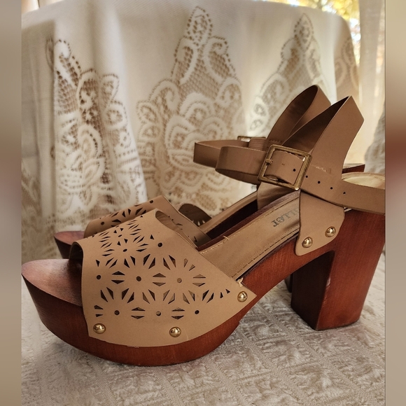 Olivia Miller Tan Platform Sandals - Picture 5 of 8